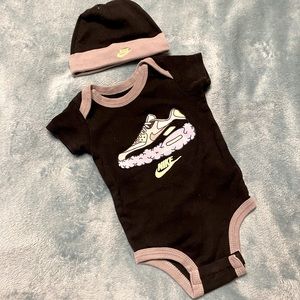 ⚡️SOLD⚡️Nike onesie & hat 0-6m